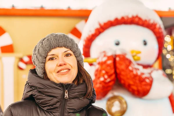 Porträt Porträt Einer Frau Vor Dem Hintergrund Eines Weißen Neujahrsschneemanns — Stockfoto