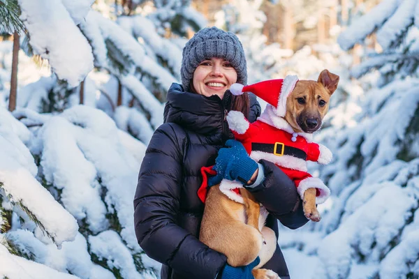 Invierno Una Mujer Sostiene Sus Brazos Perro Vestido Con Traje — Foto de Stock