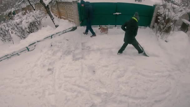 Rimozione Neve Uomo Una Donna Stanno Togliendo Neve Vicino Alla — Video Stock