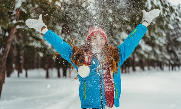 Invierno Mujer Está Tirando Nieve — Foto de Stock