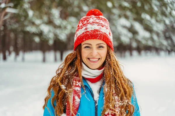 Inverno Retrato Uma Mulher Chapéu Vermelho Cachecol — Fotografia de Stock