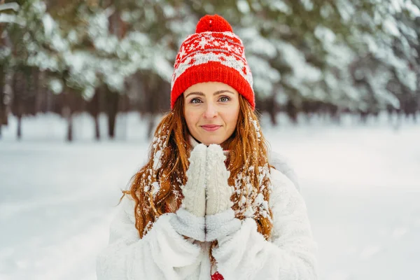 Inverno Retrato Uma Mulher Chapéu Vermelho Cachecol — Fotografia de Stock
