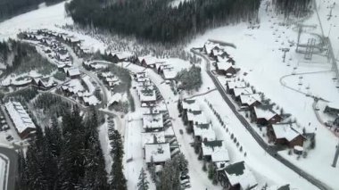 Kulübeler. Dağlardaki kır evleri. Karpatlar. Bukovel. Hava görünümü.