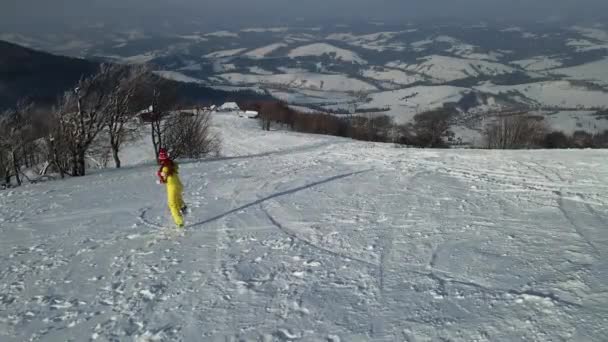 Una Mujer Corre Nieve Cae Vista Aérea — Vídeos de Stock