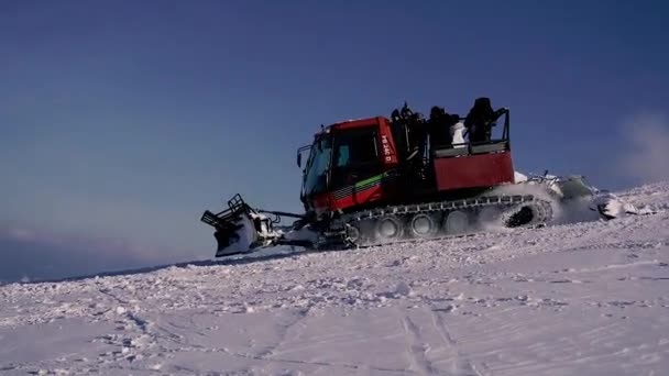 Pylypets Ukraine Februari 2021 Tractor Pistes Brengt Skiërs Snowboarders Naar — Stockvideo