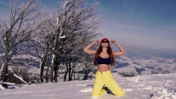 Invierno Mujer Cae Nieve — Vídeos de Stock