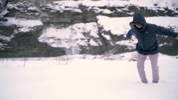 Зима Мужчина Падает Снег — стоковое видео
