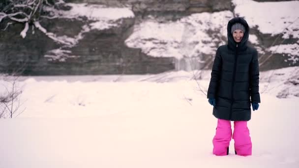 Зима Женщина Падает Снег — стоковое видео