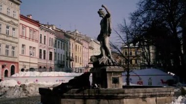 Kayakçılar dağdan aşağı sürerler. Hava görünümü.