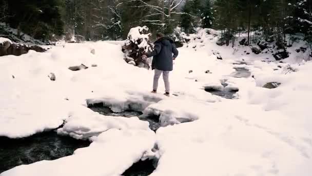 Горная Река Человек Прыгает Через Горную Реку — стоковое видео