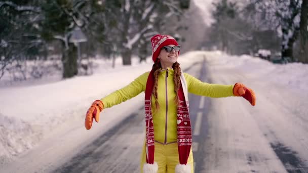 Viaje Una Mujer Con Mono Esquí Amarillo Rebota Sobre Fondo — Vídeos de Stock