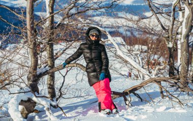 Zirve. HYMBA Dağı 'nın tepesindeki turistler 1941 metre.