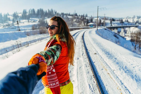 Viaje Chica Sostiene Mano Del Tipo Camina Largo Del Ferrocarril —  Fotos de Stock