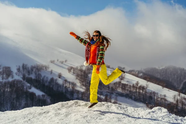 Viaje Una Mujer Con Mono Esquí Amarillo Rebota Sobre Telón — Foto de Stock