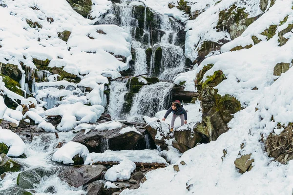 Wasserfall Ein Tourist Überquert Einen Schneebedeckten Wasserfall — Stockfoto