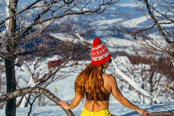 Viaje Mujer Cima Montaña Desnuda Del Calor — Foto de Stock