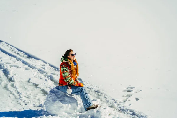 Lago Congelado Una Mujer Está Sentada Hielo Lago Congelado Synevyr — Foto de Stock