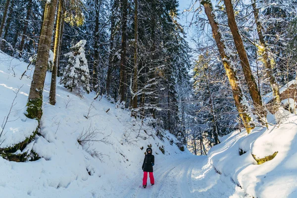 Invierno Una Mujer Camina Parque Cubierto Nieve — Foto de Stock