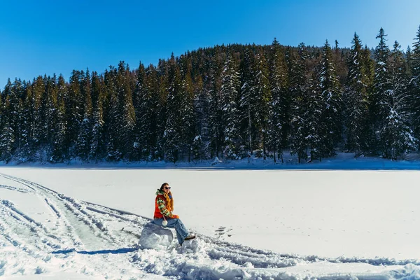 Lago Congelado Una Mujer Está Sentada Hielo Lago Congelado Synevyr — Foto de Stock