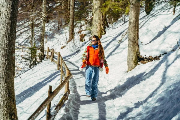 Invierno Una Mujer Camina Parque Cubierto Nieve — Foto de Stock