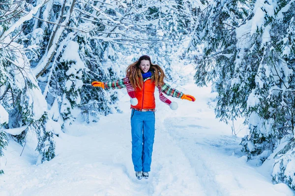 Invierno Una Mujer Camina Parque Cubierto Nieve — Foto de Stock