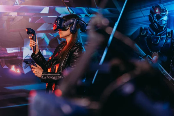 虚拟现实 一个女人戴着虚拟现实头盔玩游戏 — 图库照片