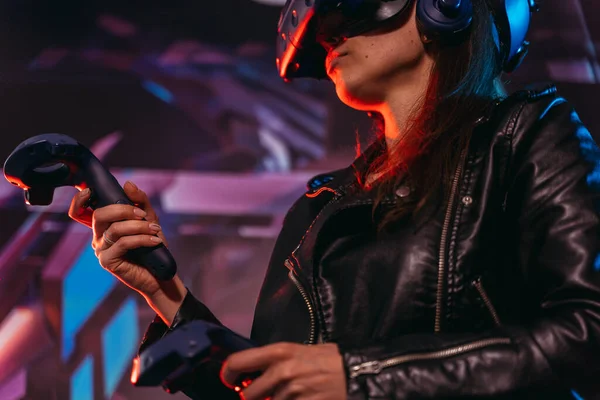 Virtuele Realiteit Een Vrouw Speelt Games Een Virtual Reality Helm — Stockfoto