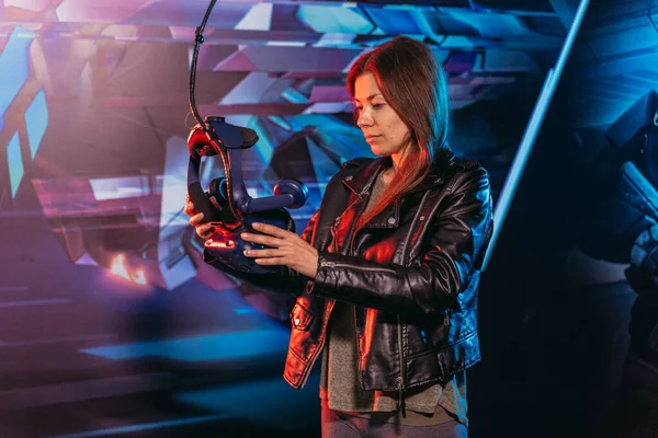 Virtuele Realiteit Vrouw Zet Een Virtual Reality Helm — Stockfoto