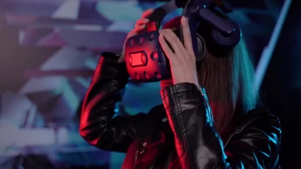 Virtuele Realiteit Vrouw Zet Een Virtual Reality Helm — Stockvideo