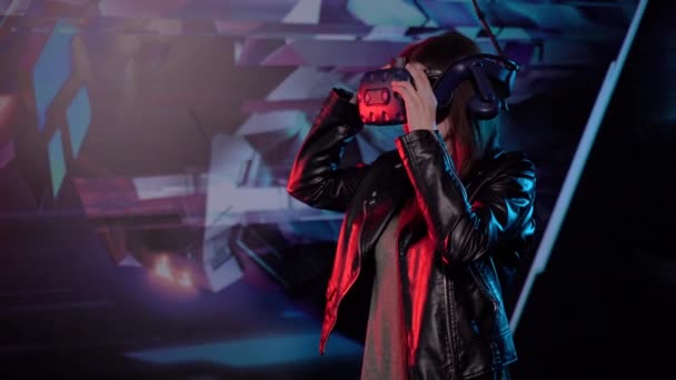 Virtuelle Realität Frau Setzt Virtual Reality Helm Auf — Stockvideo