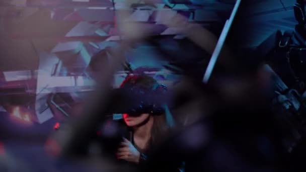 Virtual Realitas Seorang Wanita Memainkan Permainan Dengan Helm Virtual Reality — Stok Video