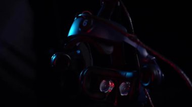 Sanal gerçeklik kaskı. Sanal gerçeklik miğferi kabloda asılı..