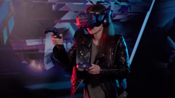 Realidade Virtual Uma Mulher Joga Jogos Capacete Realidade Virtual — Vídeo de Stock