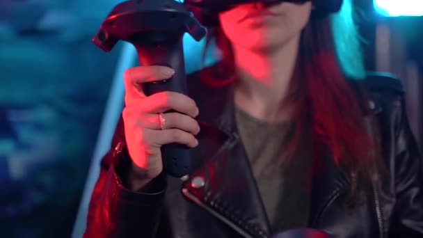 Virtuelle Realität Eine Frau Spielt Spiele Einem Virtual Reality Helm — Stockvideo