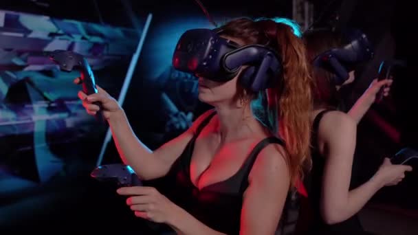 Virtuelle Realität Zwei Frauen Spielen Einem Virtual Reality Helm — Stockvideo