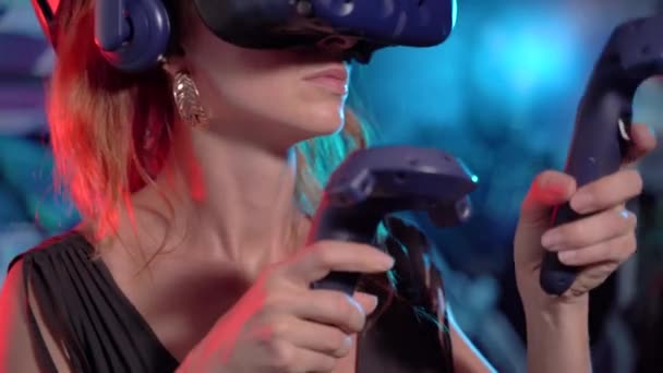 虚拟现实 一个女人戴着虚拟现实头盔玩游戏 — 图库视频影像