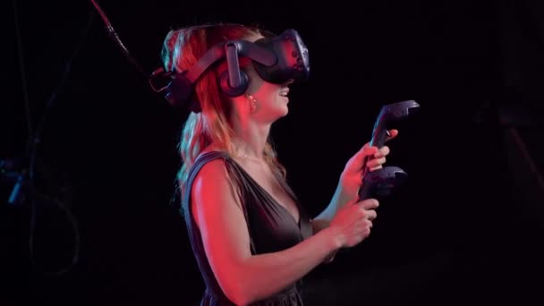 Virtuaalitodellisuus Nainen Pelaa Pelejä Virtuaalitodellisuus Kypärä — kuvapankkivideo