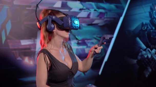 Virtual Reality Woman Plays Games Virtual Reality Helmet — Stock Video