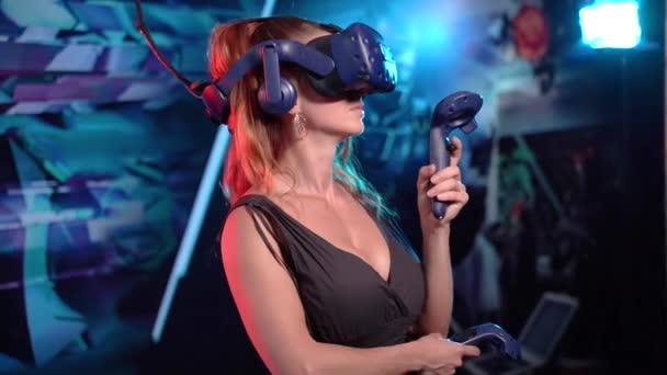 Realidad Virtual Una Mujer Juega Juegos Casco Realidad Virtual — Vídeos de Stock