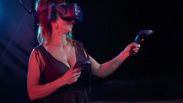 Виртуальная Реальность Женщина Играет Игры Шлеме Виртуальной Реальности — стоковое видео