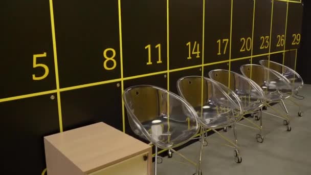 Γυάλινη Καρέκλα Γυάλινες Καρέκλες Κάθονται Απέναντι Από Ένα Ντουλάπι Αποθήκευσης — Αρχείο Βίντεο
