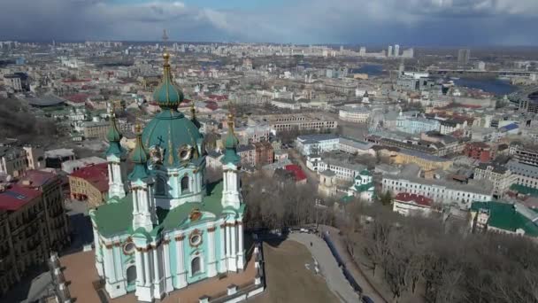 キエフの街 セント アンドリュー教会は市のランドマークである 空中風景 — ストック動画