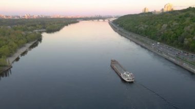 Nehir taşıması. Mavna nehirde yüzüyor. Hava görünümü.