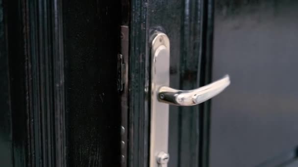 Дверь Деревянная Дверь Закрыта Крупный План — стоковое видео