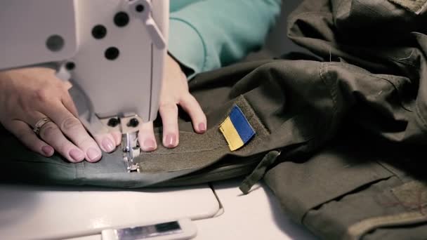 Šít Žena Přišije Ukrajinskou Vojenskou Uniformu Šicí Stroj Detailní Záběr — Stock video