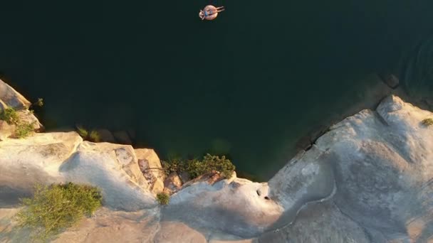 Karriere Eine Frau Auf Einem Aufblasbaren Ring Schwimmt See Luftaufnahme — Stockvideo