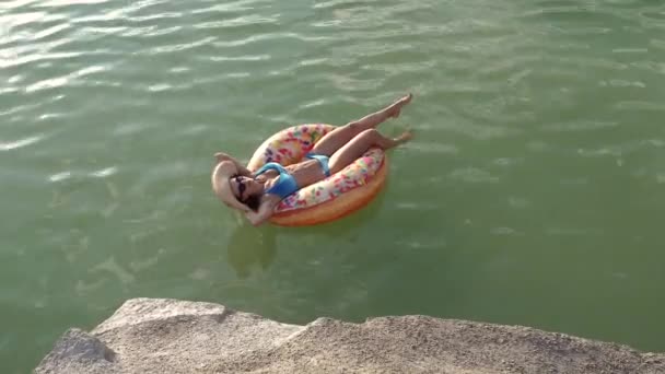 Ruhe Eine Frau Schwimmt Auf Einem Aufblasbaren Ring See — Stockvideo