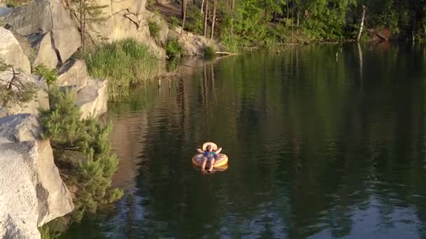 Ruhe Eine Frau Schwimmt Auf Einem Aufblasbaren Ring See — Stockvideo