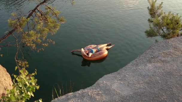 Istirahat Seorang Wanita Mengapung Sebuah Cincin Karet Danau — Stok Video