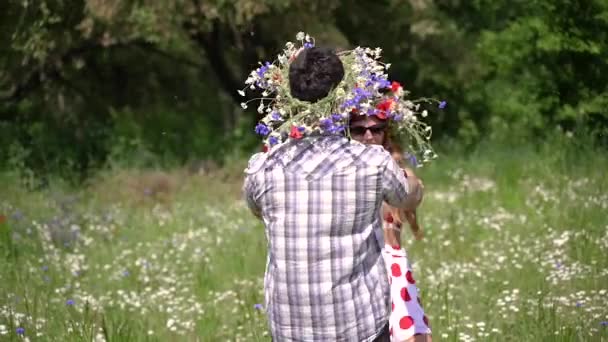 Dansen Een Man Een Vrouw Dansen Het Veld Algemeen Plan — Stockvideo